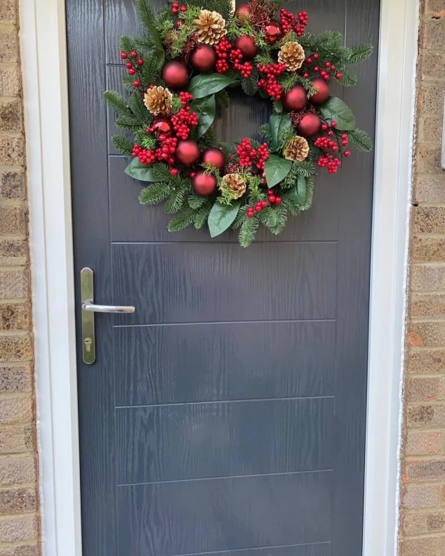 Our customers are getting into the Christmas spirit by showing off their new doors with a beautiful Christmassy wreath! ❤️🎄